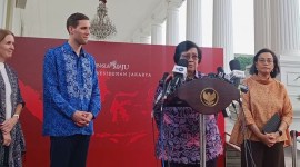 Menteri Lingkungan Hidup dan Kehutanan Siti Nurbaya Bakar di depan podium bersama Menteri Lingkungan dan Iklim Norwegia Andreas Bjelland Eriksen di Kompleks Istana Kepresidenan, Jakarta Pusat, Minggu (2/6/2024). Menteri LHK buka suara soal izin tambang ke ormas-ormas keagamaan. [KOMPAS.com/FIKA NURUL U]