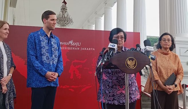 Menteri Lingkungan Hidup dan Kehutanan Siti Nurbaya Bakar di depan podium bersama Menteri Lingkungan dan Iklim Norwegia Andreas Bjelland Eriksen di Kompleks Istana Kepresidenan, Jakarta Pusat, Minggu (2/6/2024). Menteri LHK buka suara soal izin tambang ke ormas-ormas keagamaan. [KOMPAS.com/FIKA NURUL U]