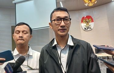 Anggota Tim Juru Bicara KPK, Budi Prasetyo menyatakan penyitaan handphone (Hp) dan berkas milik Sekretaris Jenderal (Sekjen) PDI-P Hasto Kristiyanto sudah sesuai prosedur, Senin (10/6/2024).[KOMPAS.com/Syakirun N]