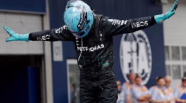 Pebalap Mercedes George Russell merayakan kemenangannya di Grand Prix F1 Austria, Minggu (30/062024). [REUTERS/Leonhard Foeger]