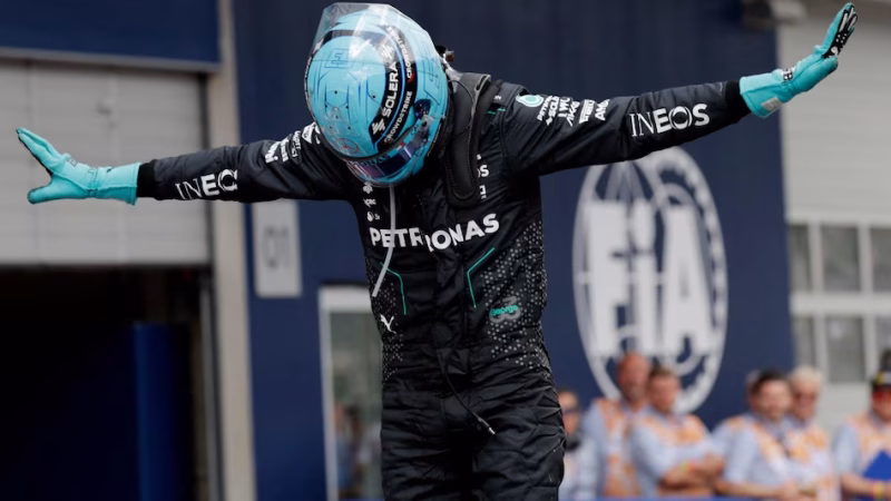 Pebalap Mercedes George Russell merayakan kemenangannya di Grand Prix F1 Austria, Minggu (30/062024). [REUTERS/Leonhard Foeger]