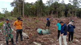 Tim dari BKSDA Kalbar bersama Satgas Pamtas RI menghentikan aktivitas PETI yang dilakukan masyarakat di kawasan konservasi Taman Wisata Alam (TWA) Gunung Asuansang, Rabu (26/6/2024). [ANTARA/HO-BKSDA Kalbar]