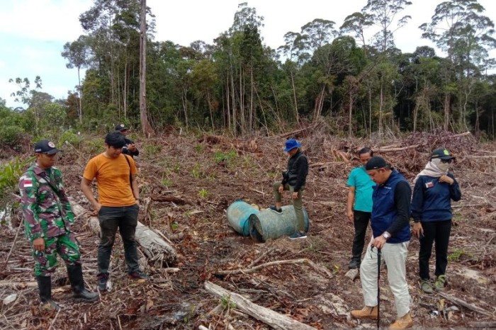 Tim dari BKSDA Kalbar bersama Satgas Pamtas RI menghentikan aktivitas PETI yang dilakukan masyarakat di kawasan konservasi Taman Wisata Alam (TWA) Gunung Asuansang, Rabu (26/6/2024). [ANTARA/HO-BKSDA Kalbar]
