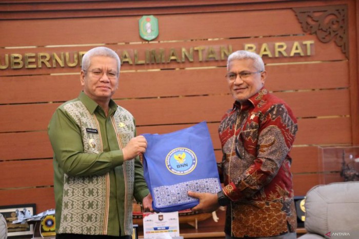Kepala Badan Narkotika Nasional (BNN) Republik Indonesia (RI) Komjen Pol Marthinus Hukom, melaksanakan audiensi dengan Penjabat (Pj) Gubernur Kalimantan Barat dr Harisson, di Ruang Kerja Gubernur Kalbar, Kamis (6/6/2024). [ANTARA/HO-Prokopim Kalbar]