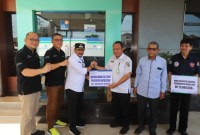 Pj Bupati Tala H Syamsir Rahman didampingi Direktur Utama Bank Kalsel Fachrudin dan Kepala Bank Kalsel Cabang Pelaihari Andhy Andriyawan menyerahkan sapi kurban untuk Masjid Al Manar Pelaihari. (Foto Humasbankkalsel)