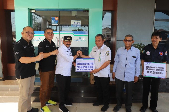 Pj Bupati Tala H Syamsir Rahman didampingi Direktur Utama Bank Kalsel Fachrudin dan Kepala Bank Kalsel Cabang Pelaihari Andhy Andriyawan menyerahkan sapi kurban untuk Masjid Al Manar Pelaihari. (Foto Humasbankkalsel)