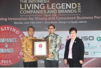 Wakil Pemimpin Redaksi Majalah SWA, Kusnan M. Djawahir kepada Direktur Utama Bank Kalsel, Fachrudin dalam hal ini diwakili oleh Kepala Bank Kalsel Cabang Jakarta, Agus Setiawan dengan disaksikan Akademisi Sekolah Tingggi Manajemen PPM, Pepey Riawati Kurnia. (Foto humasbankkalsel)