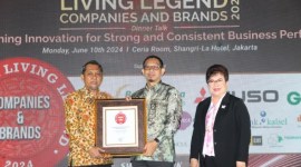 Wakil Pemimpin Redaksi Majalah SWA, Kusnan M. Djawahir kepada Direktur Utama Bank Kalsel, Fachrudin dalam hal ini diwakili oleh Kepala Bank Kalsel Cabang Jakarta, Agus Setiawan dengan disaksikan Akademisi Sekolah Tingggi Manajemen PPM, Pepey Riawati Kurnia. (Foto humasbankkalsel)