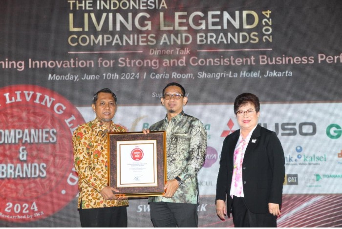 Wakil Pemimpin Redaksi Majalah SWA, Kusnan M. Djawahir kepada Direktur Utama Bank Kalsel, Fachrudin dalam hal ini diwakili oleh Kepala Bank Kalsel Cabang Jakarta, Agus Setiawan dengan disaksikan Akademisi Sekolah Tingggi Manajemen PPM, Pepey Riawati Kurnia. (Foto humasbankkalsel)