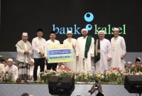 KONTRIBUSI – Inilah Unit Pengumpul Zakat (UPZ) Bank Kalsel, yang melibatkan kontribusi dari masyarakat dan para pegawai Bank Kalsel saat menyerahkan donasi.
