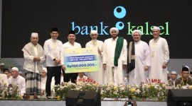 KONTRIBUSI – Inilah Unit Pengumpul Zakat (UPZ) Bank Kalsel, yang melibatkan kontribusi dari masyarakat dan para pegawai Bank Kalsel saat menyerahkan donasi.