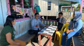 Tim Dinas Koperasi dan UKM, Perdagangan, dan Perindustrian Kabupaten Nunukan mendatangi lokasi usaha salah satu calon penerima bantuan modal Program Pemulihan Ekonomi Nasional (PEN) dari pemerintah pusat, Senin (3/6/2024). [ANTARA/HO-Dokpim Nunukan]