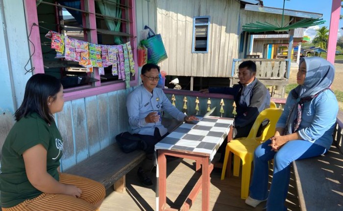 Tim Dinas Koperasi dan UKM, Perdagangan, dan Perindustrian Kabupaten Nunukan mendatangi lokasi usaha salah satu calon penerima bantuan modal Program Pemulihan Ekonomi Nasional (PEN) dari pemerintah pusat, Senin (3/6/2024). [ANTARA/HO-Dokpim Nunukan]