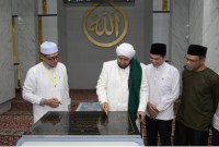 PERESMIAN MASJID - Habib Syech menandatangani prasasti Masjid Ihsanul Barokah di gedung Bank Kalsel, belum lama ini.