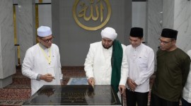 PERESMIAN MASJID - Habib Syech menandatangani prasasti Masjid Ihsanul Barokah di gedung Bank Kalsel, belum lama ini.