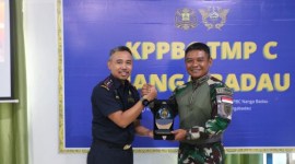 Kepala Bea Cukai Nanga Badau Henry Imanuel Sinuraya (kiri) dan Komandan Satgas Pamtas Yonzipur 5/Abw Letkol Czi Shobirin Setyo Utomo berkomitmen meningkatkan kerja sama dalam tugas pengamanan dan pengawasan daerah perbatasan di Kabupaten Kapuas Hulu, Kalimantan Barat. [ANTARA/HO-Bea Cukai Badau]