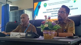 Kepala DPK Kaltim Muhammad Syafranuddin bersama Kepala Bidang Deposit, Pelestarian, dan Pengembangan Koleksi Bahan Perpustakaan DPK Kaltim Endang Effendi saat rapat pembentukan tim penyelamatan dan pelestarian naskah kuno di Samarinda, Senin (10/6/2024). [ANTARA/Ahmad Rifandi]
