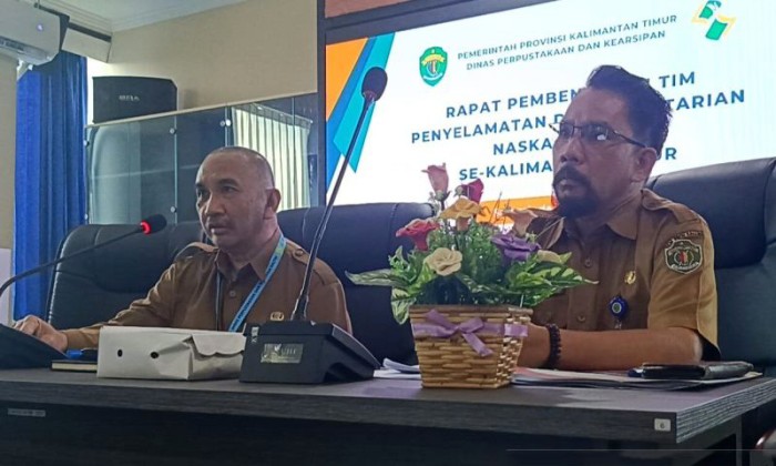 Kepala DPK Kaltim Muhammad Syafranuddin bersama Kepala Bidang Deposit, Pelestarian, dan Pengembangan Koleksi Bahan Perpustakaan DPK Kaltim Endang Effendi saat rapat pembentukan tim penyelamatan dan pelestarian naskah kuno di Samarinda, Senin (10/6/2024). [ANTARA/Ahmad Rifandi]
