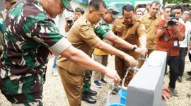 Pj Gubernur Kaltim Akmal Malik (kedua kiri) meresmikan bangunan penyedia dan pengolahan air bersih di Desa Sumber Sari, Kecamatan Babulu, Kabupaten Pejajam Paser Utara, Selasa (11/6/2024). [ANTARA/HO-dok Dinas Kominfo Kabupaten Penajam Paser Utara]