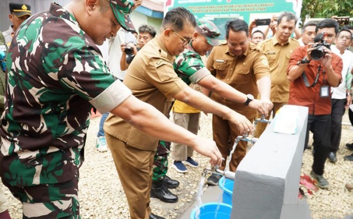 Pj Gubernur Kaltim Akmal Malik (kedua kiri) meresmikan bangunan penyedia dan pengolahan air bersih di Desa Sumber Sari, Kecamatan Babulu, Kabupaten Pejajam Paser Utara, Selasa (11/6/2024). [ANTARA/HO-dok Dinas Kominfo Kabupaten Penajam Paser Utara]