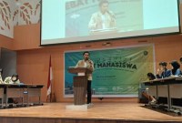 Tim debat mahasiswa dari UGM berkompetisi dengan tim IPB pada Kompetisi Debat Mahasiswa di Aula Prof Masjaya Unmul Samarinda di Samarinda, Kamis (13/6/2024). [ANTARA/Ahmad Rifandi]