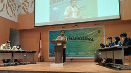 Tim debat mahasiswa dari UGM berkompetisi dengan tim IPB pada Kompetisi Debat Mahasiswa di Aula Prof Masjaya Unmul Samarinda di Samarinda, Kamis (13/6/2024). [ANTARA/Ahmad Rifandi]