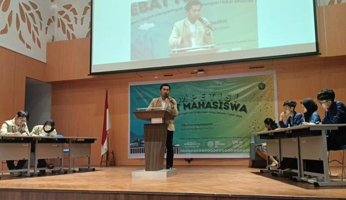 Tim debat mahasiswa dari UGM berkompetisi dengan tim IPB pada Kompetisi Debat Mahasiswa di Aula Prof Masjaya Unmul Samarinda di Samarinda, Kamis (13/6/2024). [ANTARA/Ahmad Rifandi]