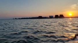 Perjalanan menuju Kampung Malahing membutuhkan waktu 20-25 menit perjalanan bahari dengan klotok dari daratan Bontang. Kampung ini telah berubah dari permukiman nelayan kumuh menjadi desa wisata maju yang membanggakan. [ANTARA/Ahmad Rifandi]