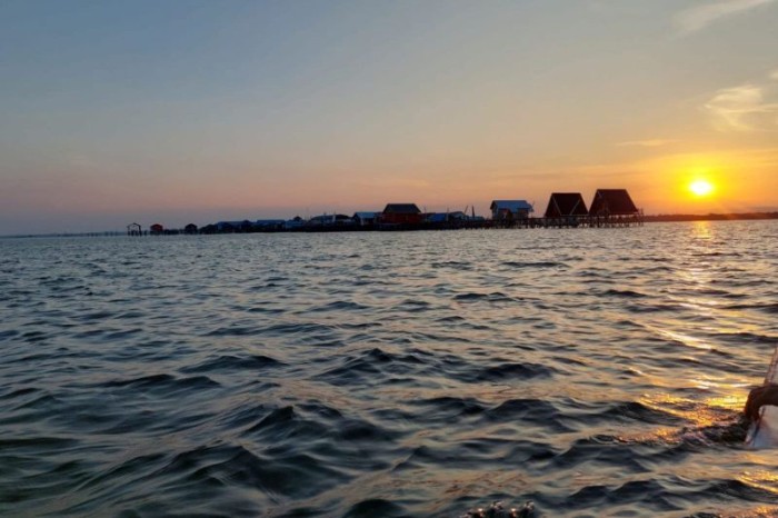 Perjalanan menuju Kampung Malahing membutuhkan waktu 20-25 menit perjalanan bahari dengan klotok dari daratan Bontang. Kampung ini telah berubah dari permukiman nelayan kumuh menjadi desa wisata maju yang membanggakan. [ANTARA/Ahmad Rifandi]