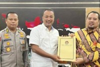 Ketua KPU Kaltim Fahmi Idris (kanan) bersama Direktur Intelijen Keamanan Polda Kaltim Kombes Pol Agus Sutrisno melakukan koordinasi guna mempersiapkan pengamanan PSSU di sembilan kabupaten/kota. [ANTARA/HO-KPU Kaltim]