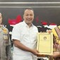 Ketua KPU Kaltim Fahmi Idris (kanan) bersama Direktur Intelijen Keamanan Polda Kaltim Kombes Pol Agus Sutrisno melakukan koordinasi guna mempersiapkan pengamanan PSSU di sembilan kabupaten/kota. [ANTARA/HO-KPU Kaltim]