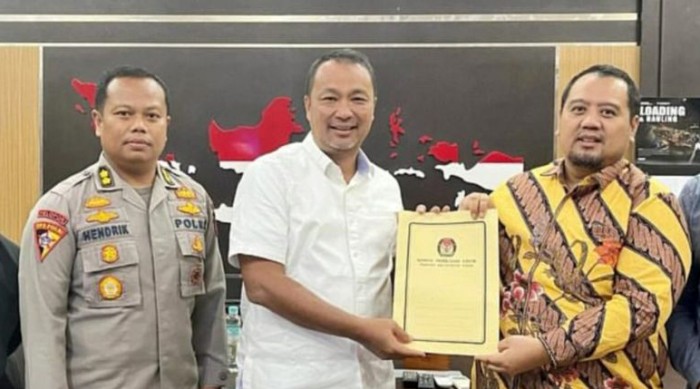 Ketua KPU Kaltim Fahmi Idris (kanan) bersama Direktur Intelijen Keamanan Polda Kaltim Kombes Pol Agus Sutrisno melakukan koordinasi guna mempersiapkan pengamanan PSSU di sembilan kabupaten/kota. [ANTARA/HO-KPU Kaltim]