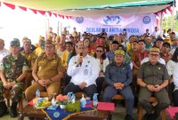 Kepala BNNP Brigjen Pol Sumirat Dwiyanto (ketiga kanan) bersama Bupati Bengkayang Sebastianus Darwis (kedua kiri) dan Wakil Ketua DPRD Kab Ketapang, Jonedhi (kedua kanan) saat melaksanakan Deklarasi Anti Narkoba di dermaga Teluk Melano, Pulau Lemukutan, Kabupaten Bengkayang, Kalimantan Barat, Senin (24/6/2024). [ANTARA/Jessica Wuysang]
