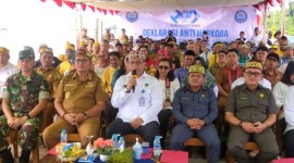 Kepala BNNP Brigjen Pol Sumirat Dwiyanto (ketiga kanan) bersama Bupati Bengkayang Sebastianus Darwis (kedua kiri) dan Wakil Ketua DPRD Kab Ketapang, Jonedhi (kedua kanan) saat melaksanakan Deklarasi Anti Narkoba di dermaga Teluk Melano, Pulau Lemukutan, Kabupaten Bengkayang, Kalimantan Barat, Senin (24/6/2024). [ANTARA/Jessica Wuysang]