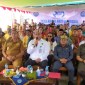 Kepala BNNP Brigjen Pol Sumirat Dwiyanto (ketiga kanan) bersama Bupati Bengkayang Sebastianus Darwis (kedua kiri) dan Wakil Ketua DPRD Kab Ketapang, Jonedhi (kedua kanan) saat melaksanakan Deklarasi Anti Narkoba di dermaga Teluk Melano, Pulau Lemukutan, Kabupaten Bengkayang, Kalimantan Barat, Senin (24/6/2024). [ANTARA/Jessica Wuysang]