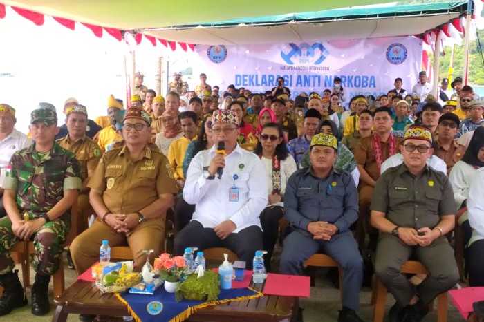 Kepala BNNP Brigjen Pol Sumirat Dwiyanto (ketiga kanan) bersama Bupati Bengkayang Sebastianus Darwis (kedua kiri) dan Wakil Ketua DPRD Kab Ketapang, Jonedhi (kedua kanan) saat melaksanakan Deklarasi Anti Narkoba di dermaga Teluk Melano, Pulau Lemukutan, Kabupaten Bengkayang, Kalimantan Barat, Senin (24/6/2024). [ANTARA/Jessica Wuysang]