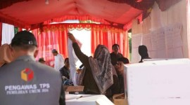 Seorang petugas pengawas TPS yang menjadi bagian dari badan ad-hoc Bawaslu Kalsel pada Pemilu 2024 di Banjarmasin, beberapa waktu lalu . [ANTARA/Firman]