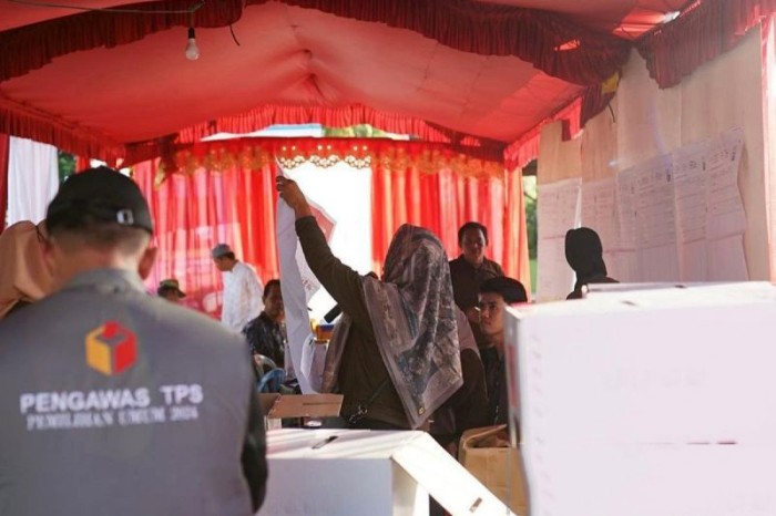 Seorang petugas pengawas TPS yang menjadi bagian dari badan ad-hoc Bawaslu Kalsel pada Pemilu 2024 di Banjarmasin, beberapa waktu lalu . [ANTARA/Firman]