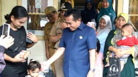 Wakil Wali Kota Banjarmasin H Arifin Noor saat mengunjungi Posyandu Tiram V, Jalan Antasan Raden Darat, Teluk Tiram, Banjarmasin Barat dalam gerakan intervensi pencegahan stunting tahun 2024, Senin (3/6/2024). [ANTARA/HO-Humas Pemkot Banjarmasin]
