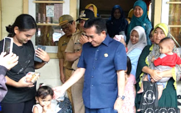 Wakil Wali Kota Banjarmasin H Arifin Noor saat mengunjungi Posyandu Tiram V, Jalan Antasan Raden Darat, Teluk Tiram, Banjarmasin Barat dalam gerakan intervensi pencegahan stunting tahun 2024, Senin (3/6/2024). [ANTARA/HO-Humas Pemkot Banjarmasin]
