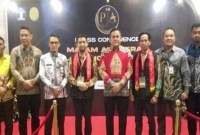 Kepala Kantor Wilayah Kemenkumham Kalsel Taufiqurrakhman bersama kades atau lurah di Kalsel saat menerima penghargaan Paralegal Justice Award 2024. [ANTARA/Firman]