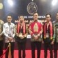 Kepala Kantor Wilayah Kemenkumham Kalsel Taufiqurrakhman bersama kades atau lurah di Kalsel saat menerima penghargaan Paralegal Justice Award 2024. [ANTARA/Firman]