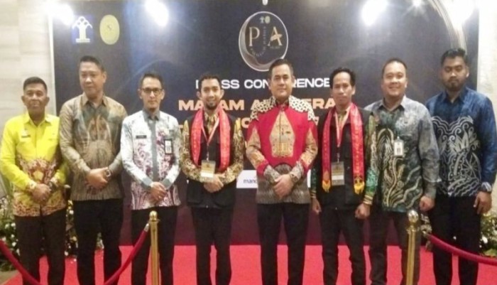Kepala Kantor Wilayah Kemenkumham Kalsel Taufiqurrakhman bersama kades atau lurah di Kalsel saat menerima penghargaan Paralegal Justice Award 2024. [ANTARA/Firman]