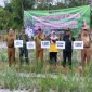 Penjabat Bupati Tabalong Hamida Munawarah saat panen bawang merah di penangkaran Tunas Baru Desa Sei Anyar Kecamatan Banua Lawas, Kalimantan Selatan, Rabu (5/6/2024). [ANTARA/Herlina Lasmianti]