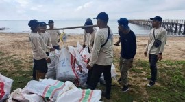 DLH Kaltim dukung aksi nyata bersih-bersih di Pantai Manggar, Balikpapan, Rabu (5/6/2024). [ANTARA/HO-DLH Kaltim]