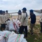 DLH Kaltim dukung aksi nyata bersih-bersih di Pantai Manggar, Balikpapan, Rabu (5/6/2024). [ANTARA/HO-DLH Kaltim]