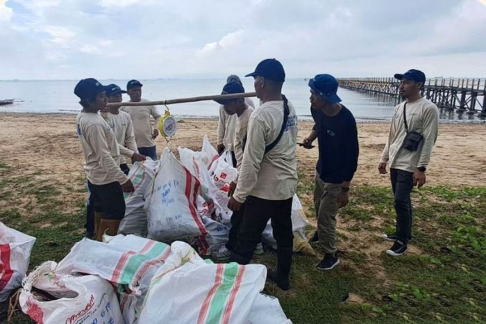 DLH Kaltim dukung aksi nyata bersih-bersih di Pantai Manggar, Balikpapan, Rabu (5/6/2024). [ANTARA/HO-DLH Kaltim]