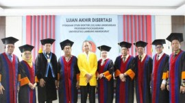 Pardi Affandi bersama para promotor dan tim penguji di Program Pascasarjana ULM. [ANTARA/Firman]
