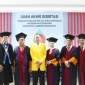 Pardi Affandi bersama para promotor dan tim penguji di Program Pascasarjana ULM. [ANTARA/Firman]