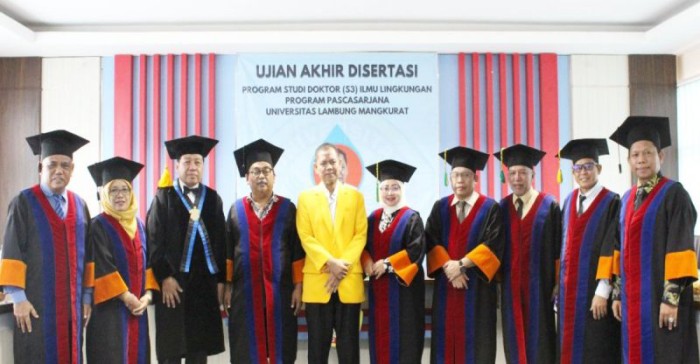 Pardi Affandi bersama para promotor dan tim penguji di Program Pascasarjana ULM. [ANTARA/Firman]